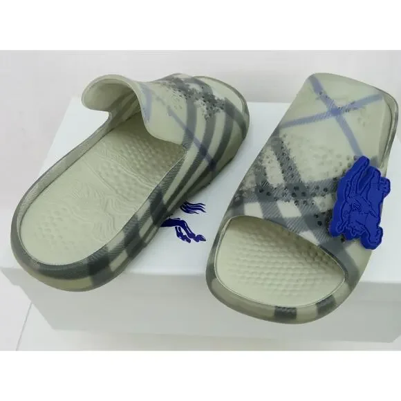 BURBERRY STINGRAY GRAY RUBBER CHECK WITH CHARM LOGO SANDALS  display picture 2